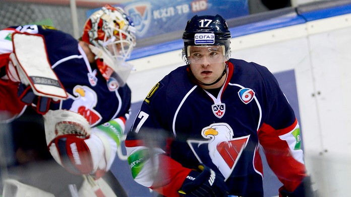 Na snímke vpravo český obranca Marek Trončinský.