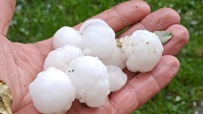 Ľadové krúpy, ktoré padali vo Francúzsku, dosahovali veľkosť menších vajíčok.