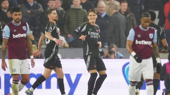 Sedemgólový polčas v londýnskom derby. Arsenal sfúkol kladivárov z West Hamu a je druhý