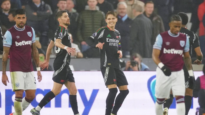 Sedemgólový polčas v londýnskom derby. Arsenal sfúkol kladivárov z West Hamu a je druhý