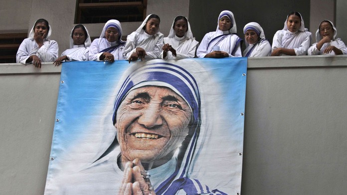 Misionárky Lásky s portrétom zakladateľky Matky Terezy