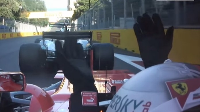 Sebastian Vettel gestikuluje vo svojom monoposte smerom k Lewisovi Hamiltonovi.