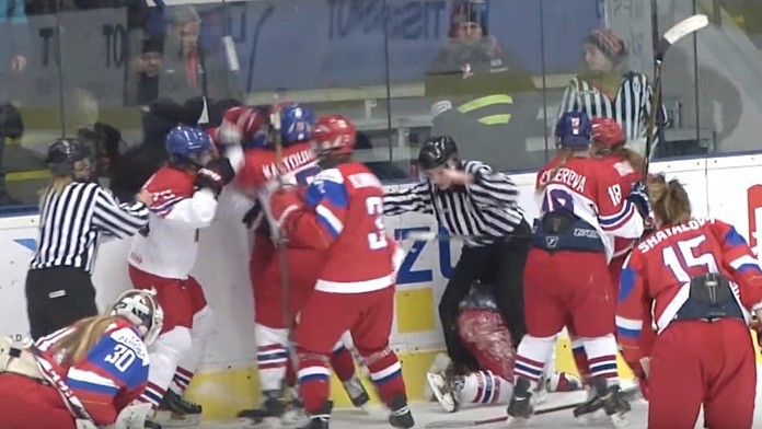 Hromadná bitka českých a ruských hokejistiek.