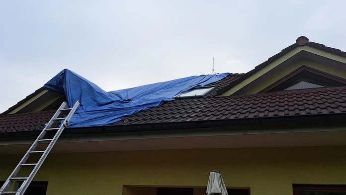 Na snímke je strecha s plastovým krytom.
