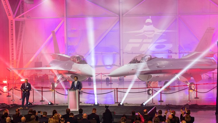 OBRAZOM: Slovenská armáda si prevzala prvé dve stíhačky F-16, odovzdávanie sprevádzala farebná šou