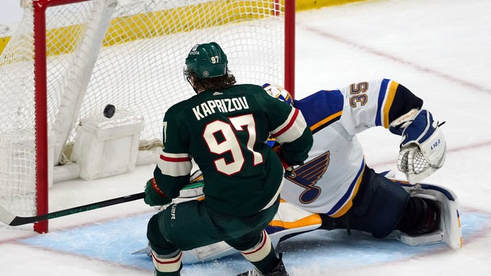 Kaprizov sa pri triumfe Minnesoty nad St. Louis blysol hetrikom, Tampa s Černákom vyrovnala stav série