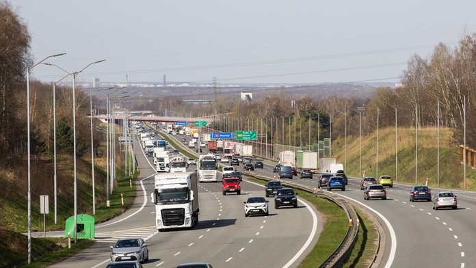 Za dievčaťom, ktoré spoznal cez čet, sa vybral po diaľnici. Premrznutého chlapca (13) na bicykli zastavila polícia