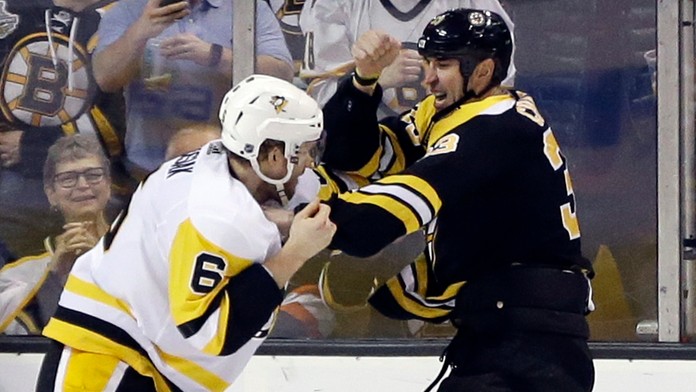 Kapitán Bostonu Zdeno Chára (vpravo) v bitke s Jamiem Oleksiakom z Pittsburghu.