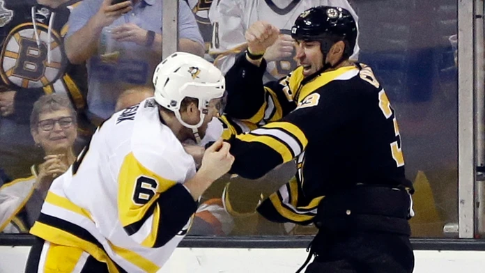 Kapitán Bostonu Zdeno Chára (vpravo) v bitke s Jamiem Oleksiakom z Pittsburghu.