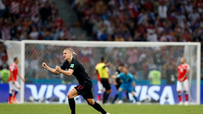 Obranca Chorvátska Domagoj Vida sa teší z gólu v ruskej sieti vo štvrťfinále MS 2018.