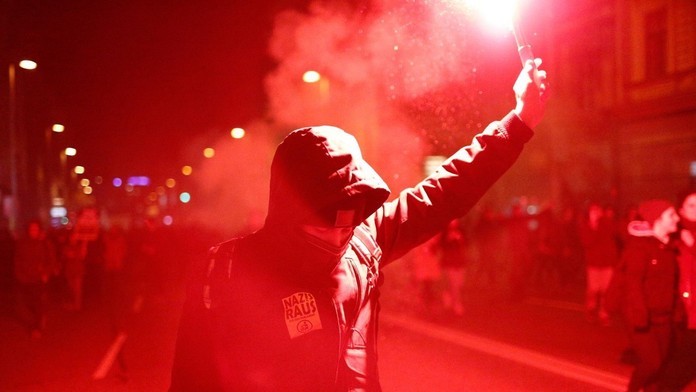 Muž na protestnej udalosti podporujúcej krajnú pravicu vo Viedni v Rakúsku
