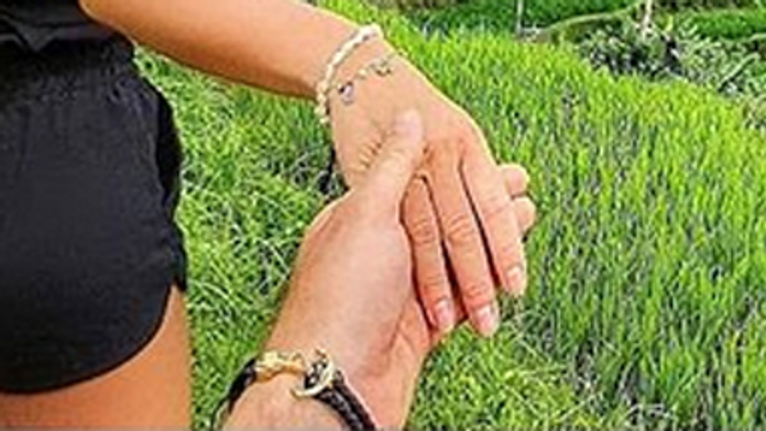 bieluha s postrojom pláva vedľa rybárskej lode