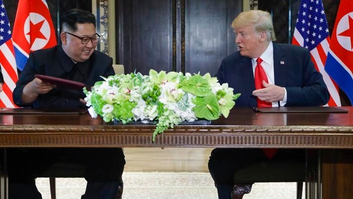 Donald Trump a Kim Čong-un podpísali dohodu.