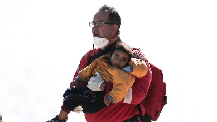Dobrovoľník z Červeného kríža zachránil dieťa z lode plnej migrantov pri pobreží Kréty. 27. novembra