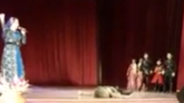 Tanečník po čísle zostal ležať na javisku.