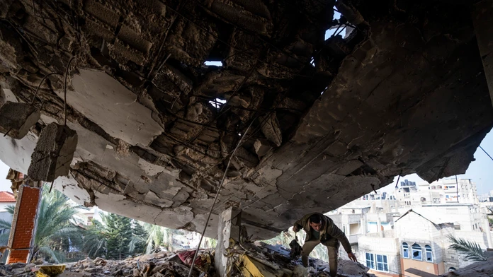 Palestínčan zachraňuje veci po izraelskom útoku v meste Rafah na juhu Pásma Gazy.