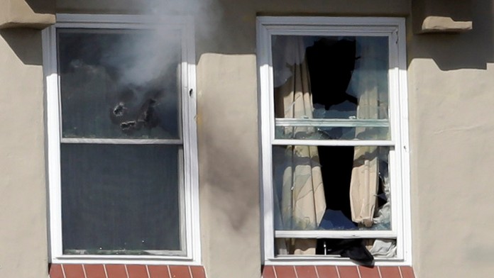 Muž vyzbrojený puškou sa nachádzal v byte na najvyššom poschodí budovy.