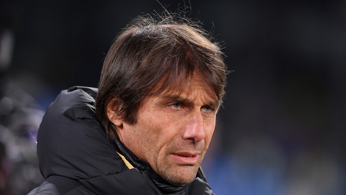 Kouč Interu Miláno Antonio Conte v dueli na pôde Neapola.