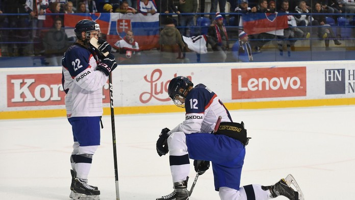 Patrik Hrehorčák (vľavo) a Filip Krivošík po inkasovanom góle v predĺžení štvrťfinále MS do 18 rokov proti Rusku.