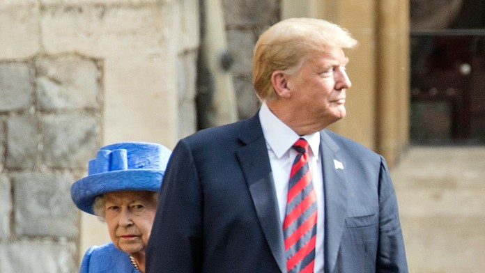 Kráľovná Alžbeta II. a prezident USA DOnald Trump počas vojenskej prehliadky.