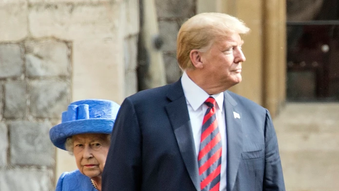 Kráľovná Alžbeta II. a prezident USA DOnald Trump počas vojenskej prehliadky.