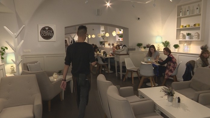 Študenti si aj takto skracujú čas.