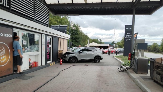 Na snímke havarované auto, ktoré narazilo do budovy čerpacej stanice v Košiciach.