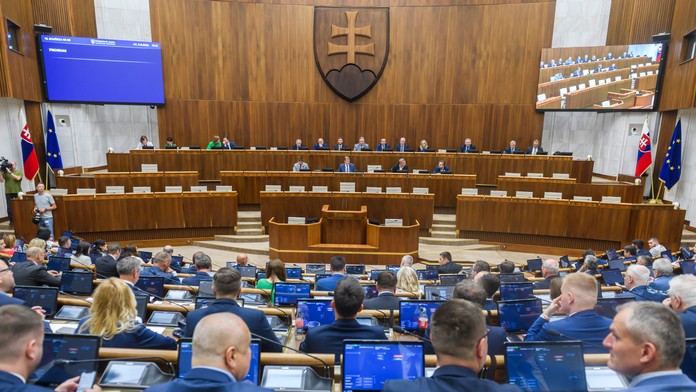 Na snímke plénum počas 15. schôdze NR SR v Bratislave.