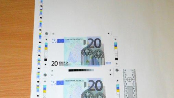  Na snímke falošné bankovky v hodnote 20 eur.