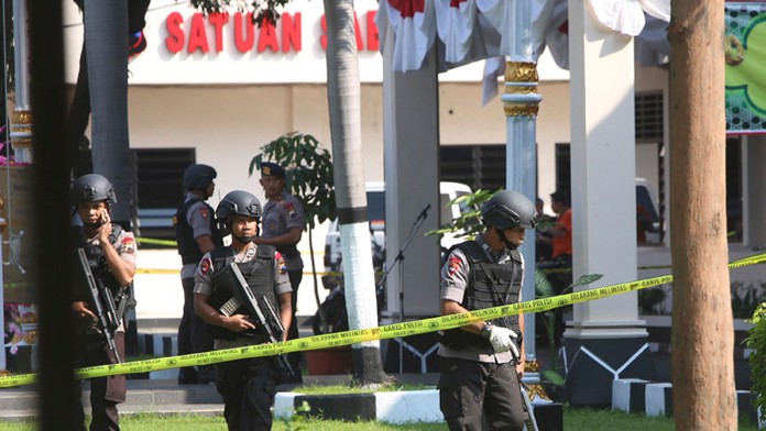 Indonézski policajci hliadkujú po výbuchu v meste Solo.