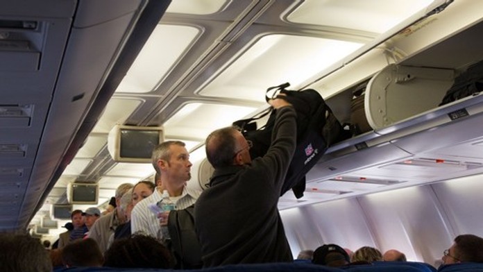 Nazývajú ich „uličkové vši“. Prečo sú títo cestujúci v lietadlách stále častejším problémom?