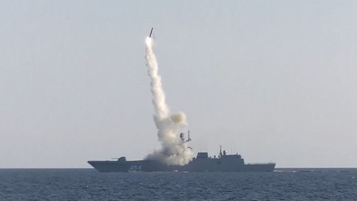 Hypersonická raketa Zirkón odpálená z ruskej vojnovej lode.