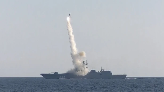 Hypersonická raketa Zirkón odpálená z ruskej vojnovej lode.
