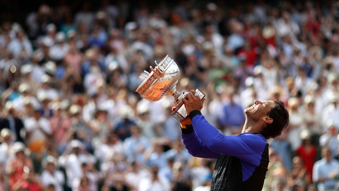 Rafael Nadal oslavuje zisk 10. titulu na RG.
