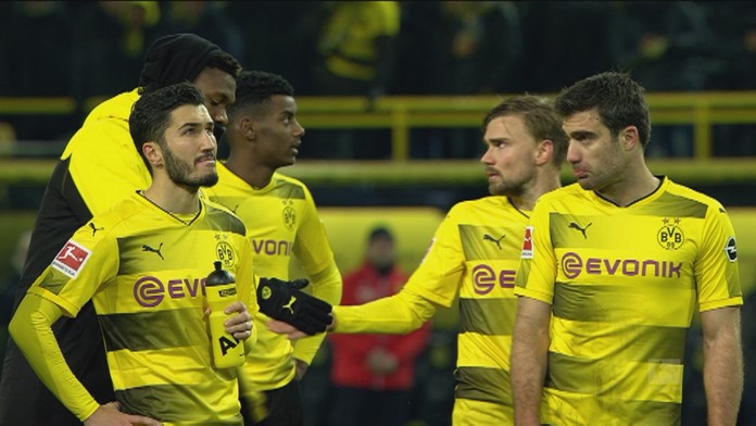 Súboj Mama Birama Dioufa (Stoke) s Janom Vertonghenom (Tottenham).