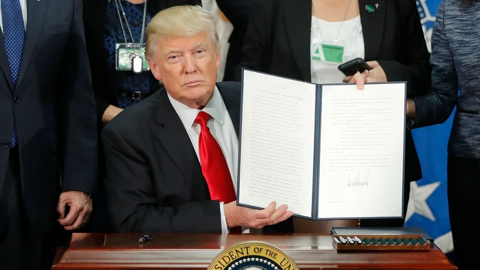 Prezident Donald Trump podpísal dva výnosy týkajúce sa výstavby bezpečnostného múru.