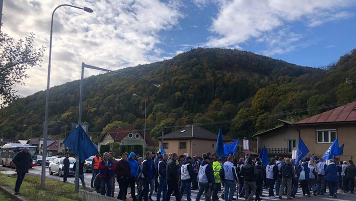 Protest odborárov na hlavnom cestnom ťahu na Donovaly v Banskej Bystrici.