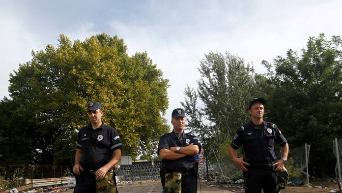 Srbskí policajti hliadkujú na srbsko-maďarskom hraničnom priechode Röszke-Horgoš.