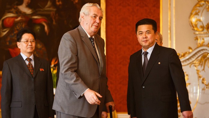 Český prezident Miloš Zeman a severokórejský veľvyslanec v ČR Kim Pchjong-il. 