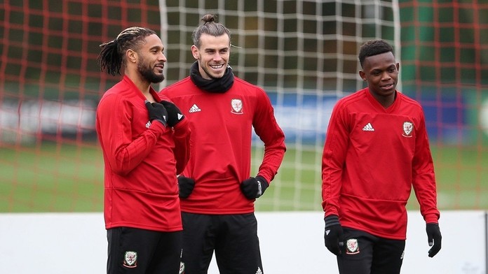 Pasažieri výletnej lode Viking Sky čakajú na evakuáciu.