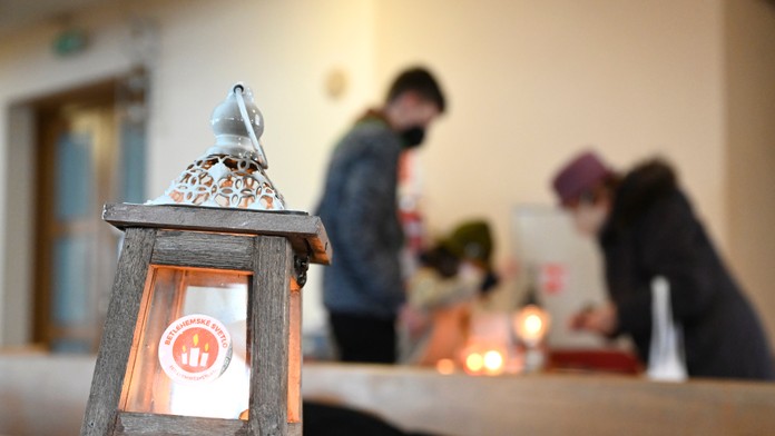 Betlehemské svetlo je už na Slovensku. Skauti ho prevzali z Rakúska