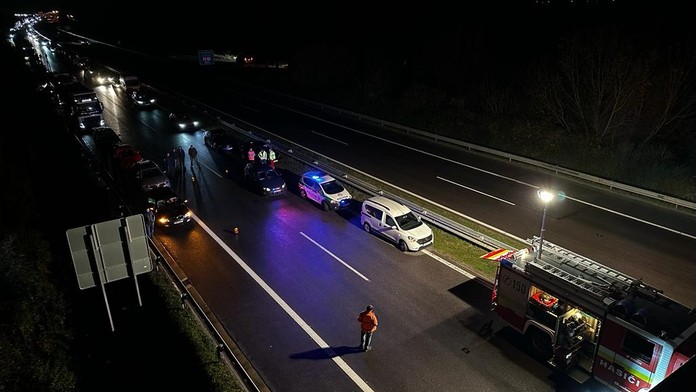 Diaľnicu D1 pri Dubnici nad Váhom pre vážnu dopravnú nehodu uzavreli. Hlásia jedného mŕtveho