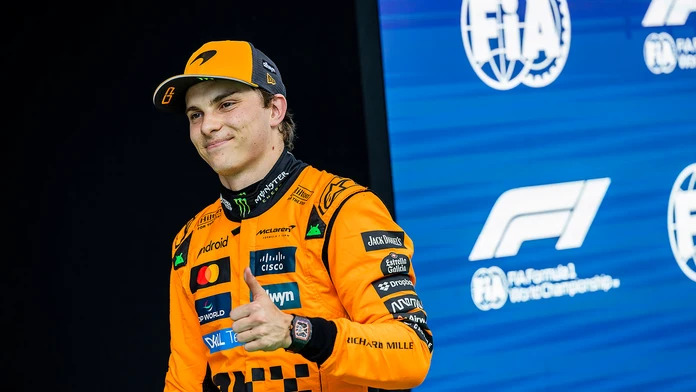 Jazdci McLarenu ovládli celý víkend v Španielsku. Viacero pilotov malo problémy, Verstappen dostal penalizáciu