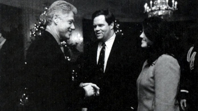 Na snímke zo 17. novembra 1996 hovorí americký prezident Bill Clinton so stážistkou Monicou Lewinskou.