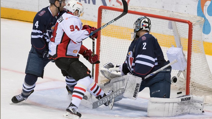 Na snímke uprostred Kirile Semjonov (Omsk) strieľa druhý gól.