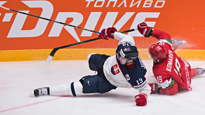 Tomáš Jurčo a Nikita Komarov padajú po súboji v zápase Slovensko - Bielorusko.