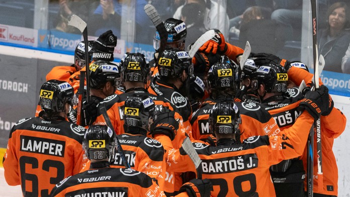 Hokejisti Košíc sa tešia z gólu