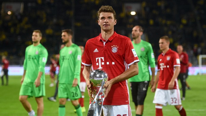 Thomas Müller s trofejou za triumf v nemeckom Superpohári.