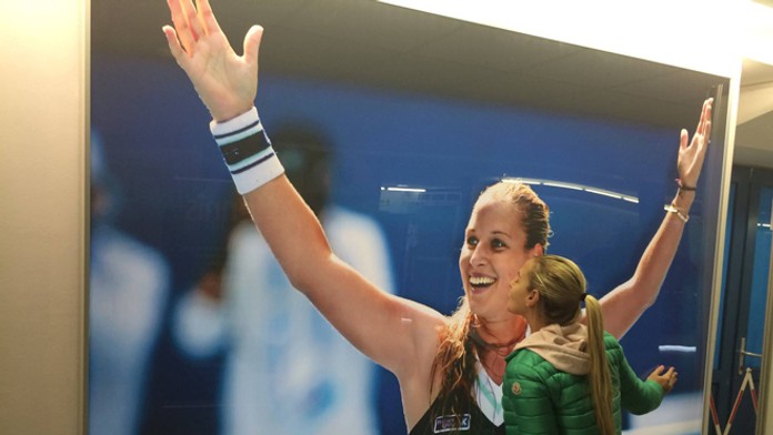 Domnika Cibulková bozkáva svoju fotografiu z finále Australian Open v NTC.