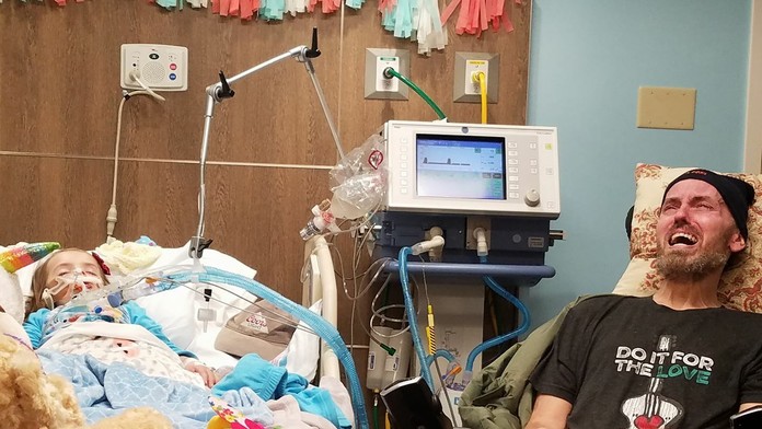 Päťročná Braylynn so starým otcom. 